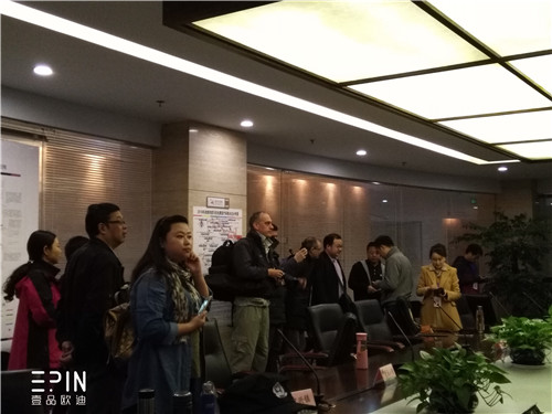 意大利國家電視臺(tái)前往都江堰采訪嚴(yán)局長-壹品歐迪辦公家具拍攝