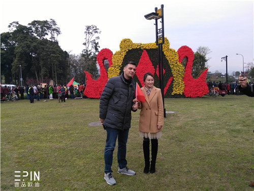 意大利國家電視臺(tái)記者與都江堰青城山旅游景區(qū)管理局嚴(yán)局長合影-壹品歐迪辦公家具拍攝
