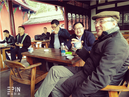 米蘭蒙札副市長體驗(yàn)成都蓋碗茶-壹品歐迪辦公家具攝