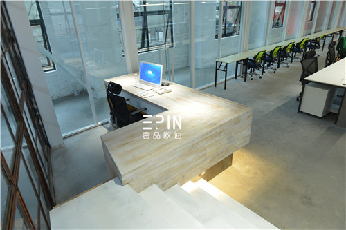 壹品歐迪楓韻系列桌屏辦公桌在筑焱建筑設(shè)計公司的實景效果
