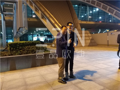 中央電視臺財經評論員單仁博士來蓉,四川牛商常委集體接機